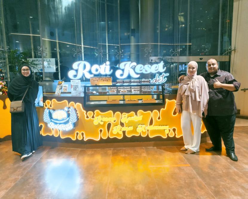 Salvira Ellu dan Fahmi Ikrar merintis Roti Keset Condet dari bisnis makanan rumahan (Home Made) yang dijual secara preorder dan online pada 2017 silam. 