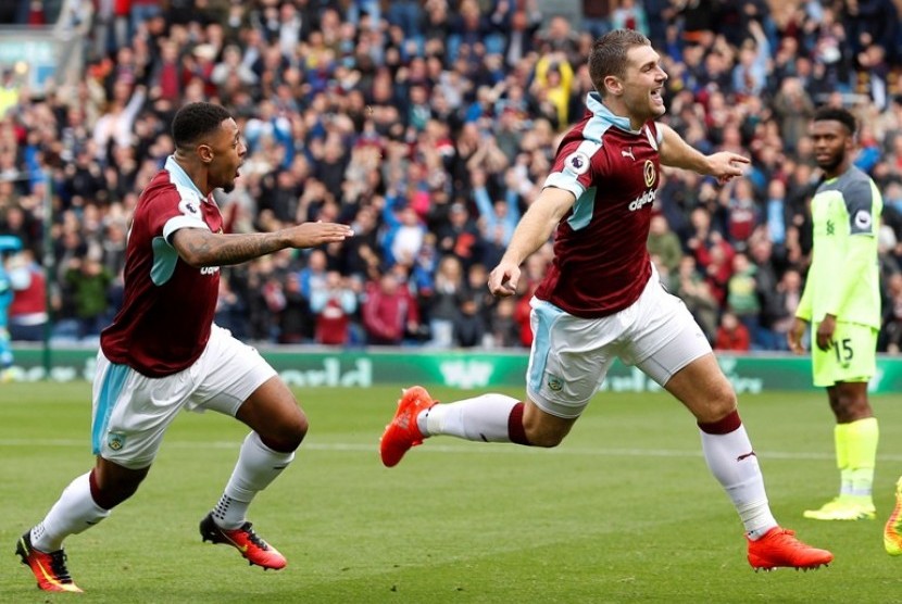 Sam Vokes (kanan) merayakan gol ke gawang Liverpool.