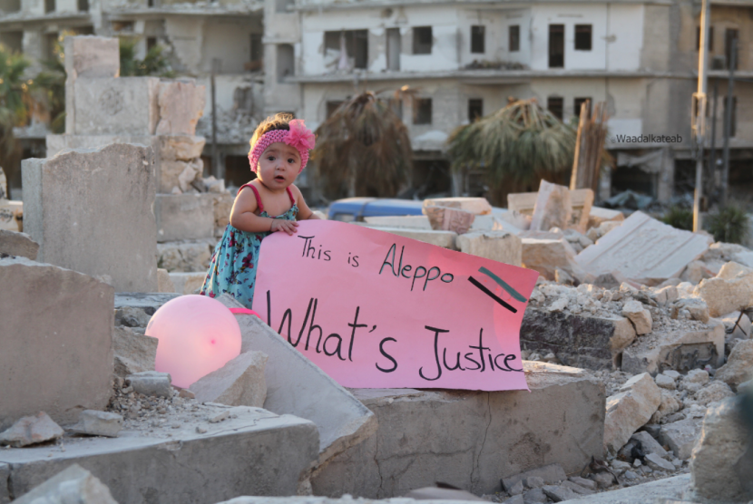 Nama Arab dan Muslim yang Masuk Nominasi Oscar 2020. Sama al-Kateab berdiri di antara puing bangunan di Aleppo, Suriah.