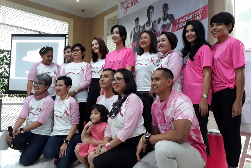 Samantha Barbara (berdiri, ketiga dari kanan) bersama para survivor kanker payudara lain dan juga para pendukung Indonesia Goes Pink.