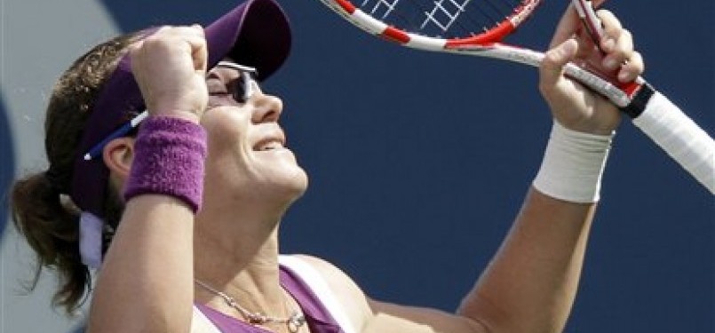 Samantha Stosur mencium trofi usai mengalahkan Serena Williams di final Amerika Terbuka 2011, di New York, Ahad (11/9). 