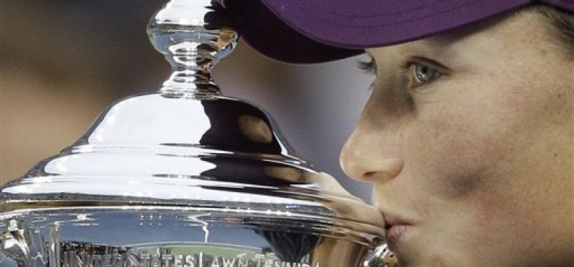Samantha Stosur mencium trofi usai mengalahkan Serena Williams di final Amerika Terbuka 2011, di New York, Ahad (11/9). AP/Matt Slocum