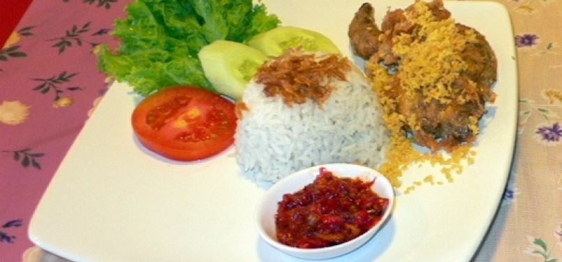 Sambal Ayam Genit menemani ayam goreng