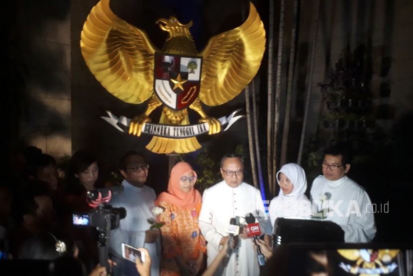 Sambil memegang bunga mawar putih Uskup Agung Jakarta Mgr Ignatius Suharyo berfoto dengan Komunitas Sabang Merauke usai menggelar misa di Gereja Katedral, Jakarta, Ahad (13/5) .