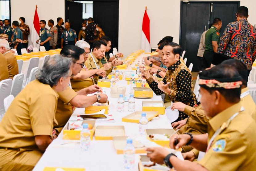 Sambil Santap Siang, Presiden Beri Arahan ke Peserta Rakornas Kepala Daerah.