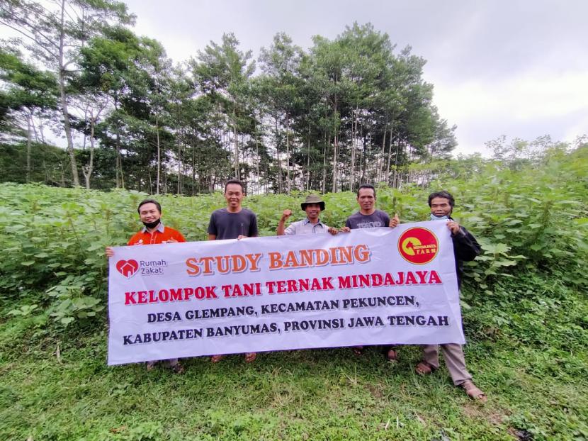 Sambut hari tani kelompok tani binaan Rumah Zakat lakukan studi banding.