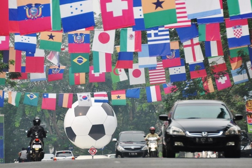 Sambut Piala Dunia Sejumlah bendera negara peserta Piala Dunia terpasang menghiasi bagian depan sebuah perumahan di kawasan Cibubur, Jakarta Timur, Senin (9/6). beragam jenis kegiatan warga dunia dalam menyambut perhelatan sepak bola piala dunia FIFA 2014 