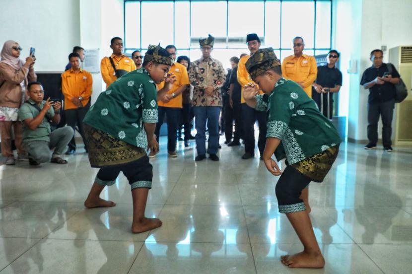 Sambutan adat di Bandara Raja Haji Abdullah, Kecamatan Tebing, Kabupaten Karimun, Kepulauan Riau (Kepri) pada Jumat (2/2/2024) sore.