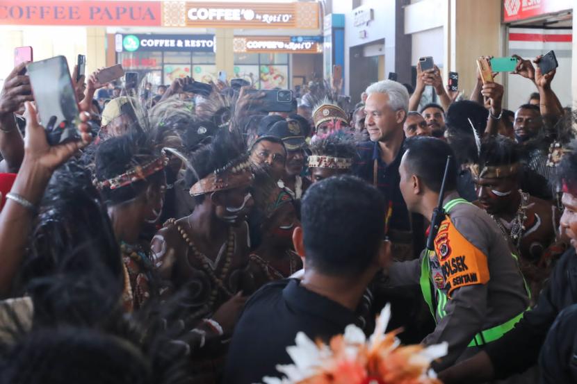 Sambutan antusias masyarakat hingga tokoh adat setempat ketika tiba di Bandara Sentani, Kabupaten Jayapura, Papua, Selasa (21/11/2023). 