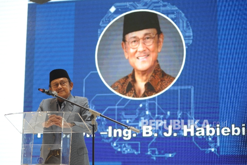 Sambutan. Presiden Ke-3 RI, Prof Dr-Ing BJ Habibie memberikan sambutan usai di berikan penganugrahan di acara 53 FTUI Untuk Negri di Gandaria City, Jakarta, Sabtu (28/10).