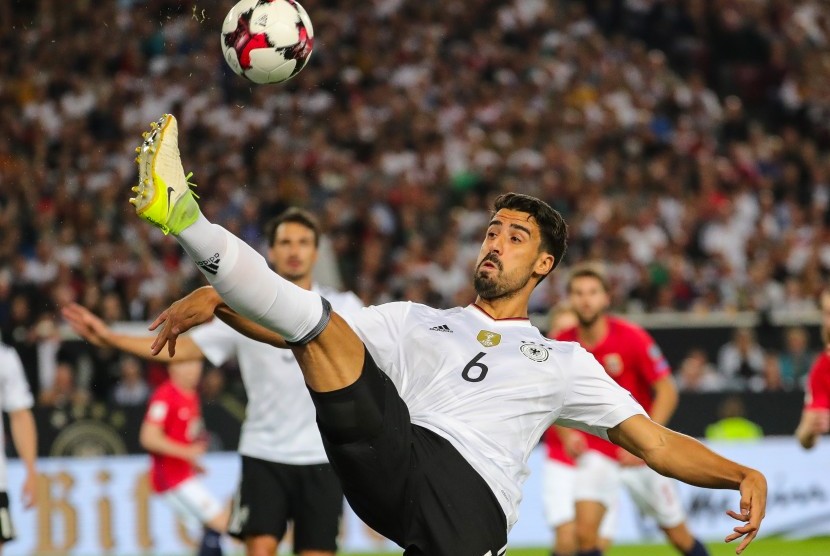 Sami Khedira ketika memperkuat Jerman melawan Norwegia pada kualifikasi Piala Dunia 2018 di Stuttgart, Germany, 4 September 2017. Jerman menang 6-0. 