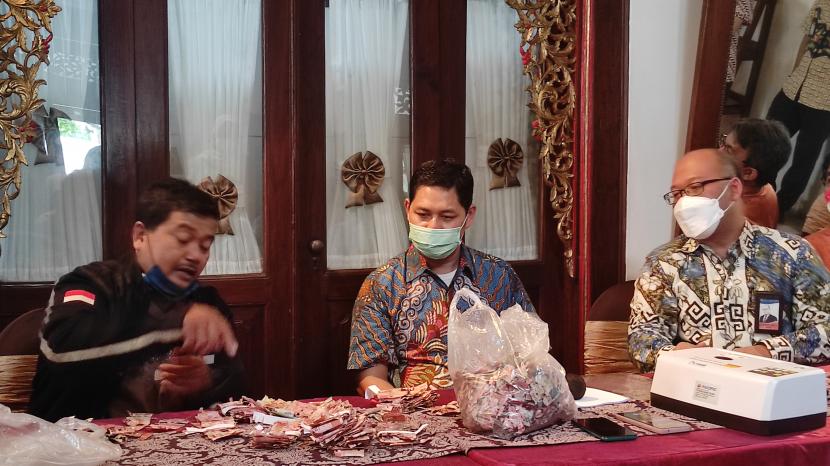 Samin Bulatkan Tekad Daftar Haji . Foto:    Samin mendatangi kantor BI Solo untuk mencoba mendapatkan bantuan mengganti uangnya yang habis dimakan rayap, Selasa (13/9/2022).