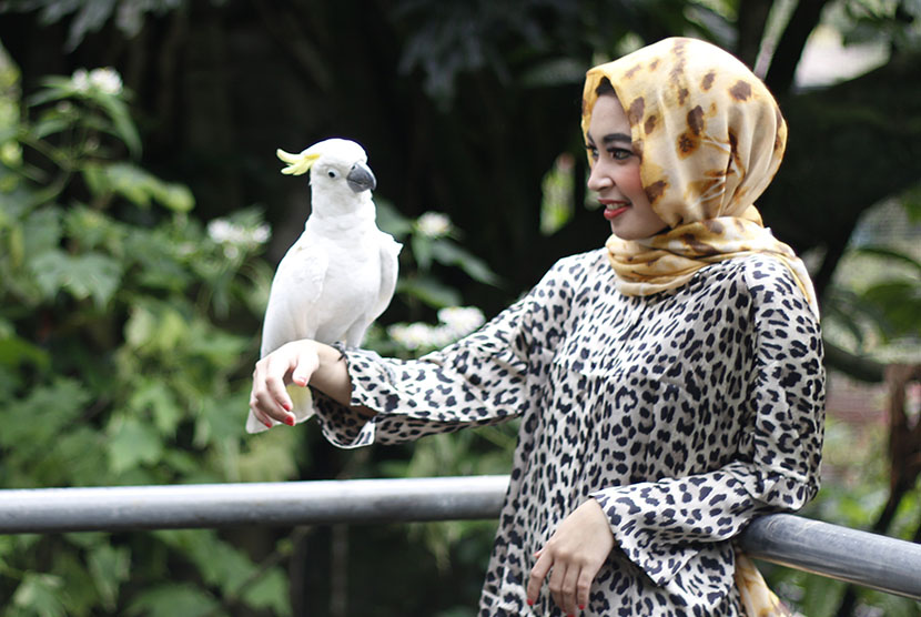  Samira (22 tahun), salah seorang pengunjung tengah berpose di taman burung.