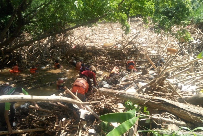 Sampah bambu menumpuk di sungai Cikeas wilayah perbatasan Kota Bekasi dan Kabupaten Bekasi, Jumat (16/11).