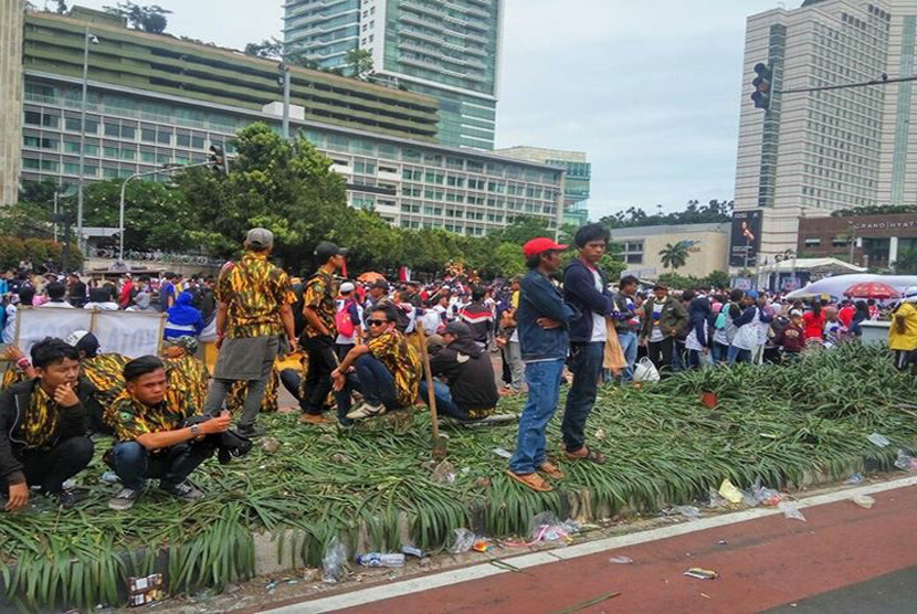 Sampah berserakan dan taman rusak saat aksi parade kebudayaan digelar di Jakarta pada Ahad (4/12).