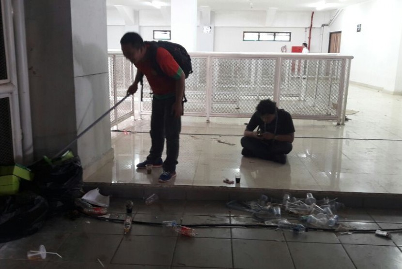 Sampah berserakan di dalam pintu masuk Stadion Pakansari