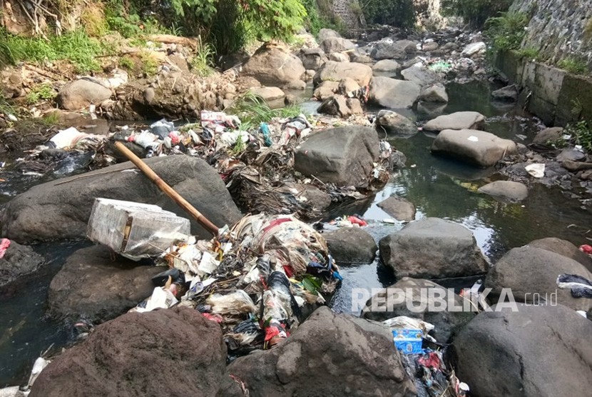 Sampah berserakan di Kali Ciomas, Kelurahan Ciomas Rahayu, Kecamatan Ciomas, Bogor. Dinas LH Kota Bogor mengeklaim sampah plastik di wilayah itu berkurang 14 persen.