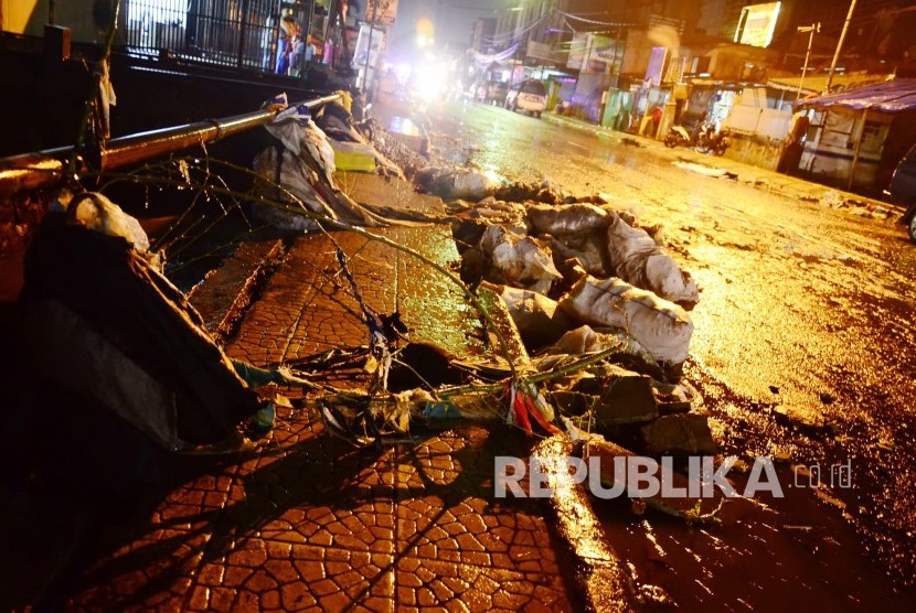 Sampah berserakan di pinggir jalan sisa banjir cileuncang atau air hujan di Jalan Pagarsih, Kota Bandung, Rabu (9/11). 