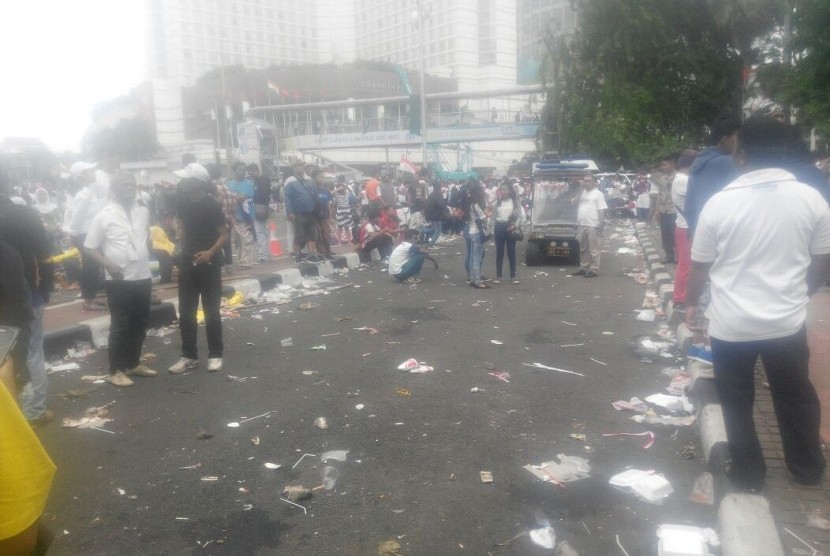 Sampah berserakan di sejumlah titik saat aksi parade kebudayaan digelar di Jakarta pada Ahad (4/12).