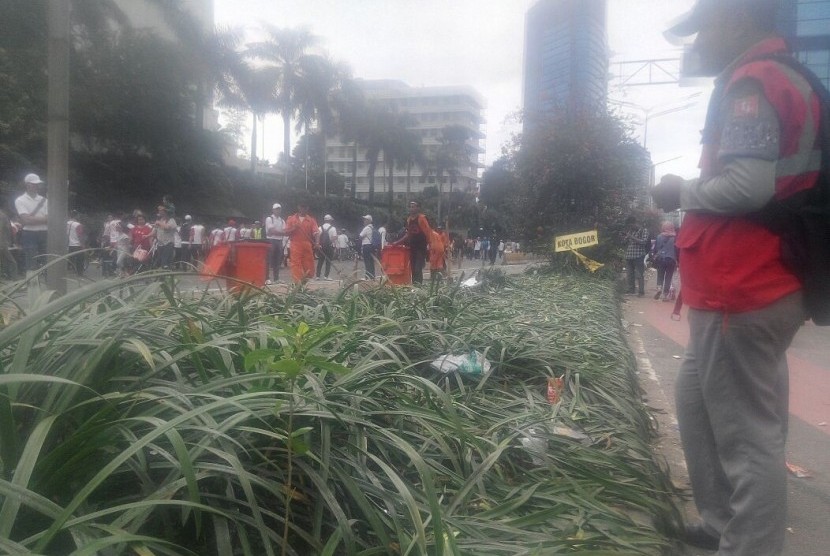 Sampah berserakan di sejumlah titik saat aksi parade kebudayaan digelar di Jakarta pada Ahad (4/12).