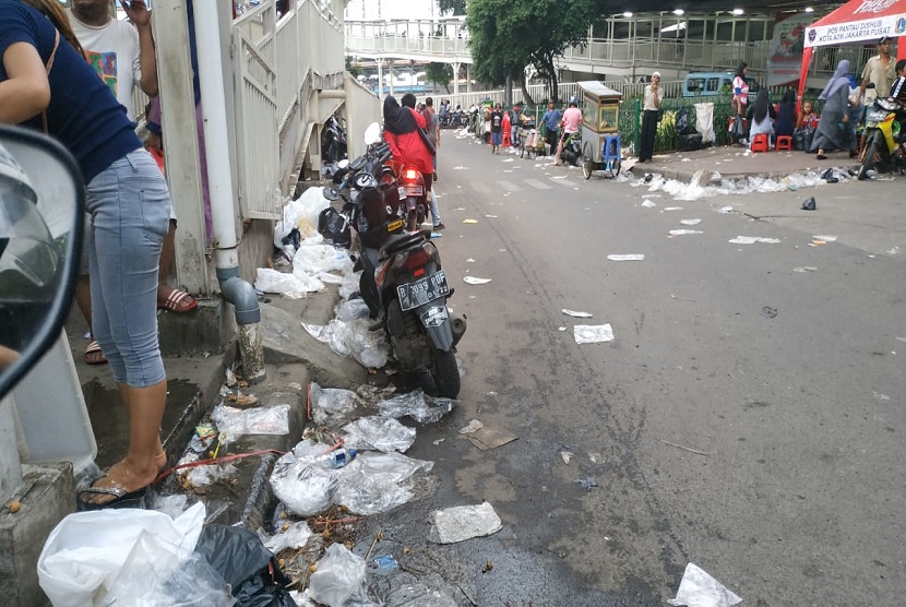 Dinas Kebersihan dan Lingkungan Hidup (DLHK) Kota Palembang, Provinsi Sumatera Selatan, mulai 2021 menghentikan pengangkutan sampah dari kawasan komersial seperti pasar dan mal. Hal itu dilakukan untuk mengurangi beban armada pengangkut.