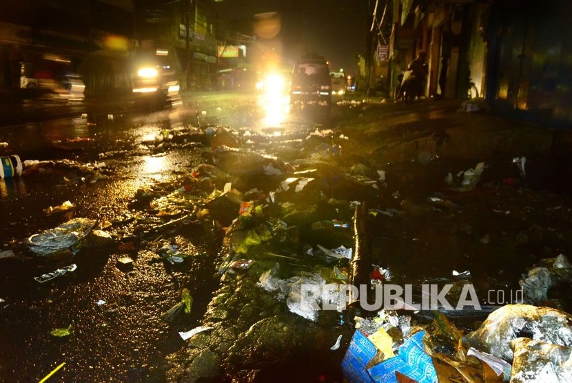 Sampah berserakan sisa banjir cileuncang atau air hujan di Jalan Pagarsih, Kota Bandung. 