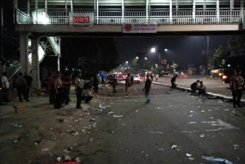 Sampah botol air mineral berserakan di Jalan Letjen Suprapto, Cempaka Putih, Jakarta Pusat pascaaksi pendukung Ahok menuntut penangguhan penahanan Basuki Tjahaja Purnama alias Ahok pada Kamis (11/5) dini hari. 