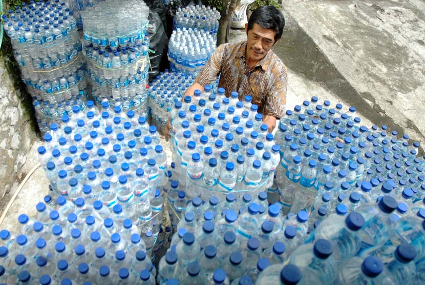 Sampah botol plastik bekas air mineral. (ilustrasi).  