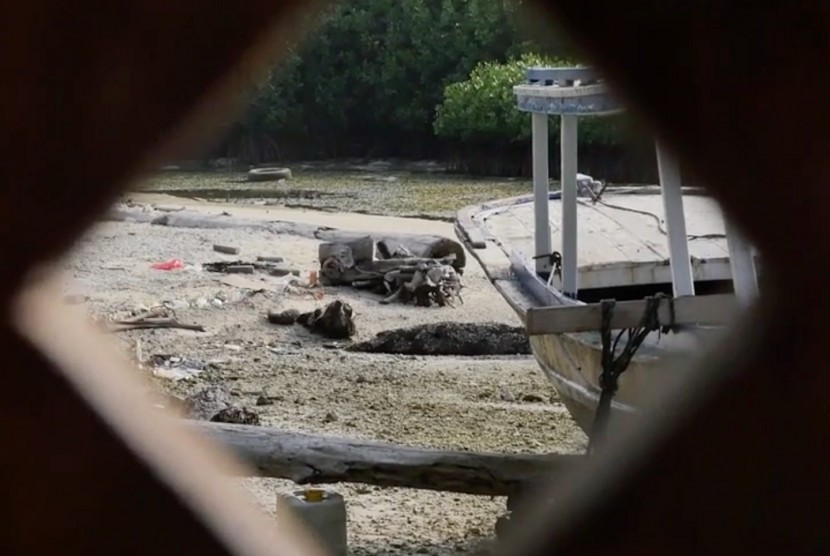 Sampah di pantai Kepulauan Seribu