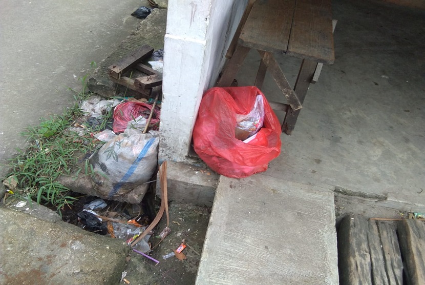 Sampah di perumahan kami di wilayah Tambun Selatan tidak terangkut dengan alasan penutupan  Tempat Pembuangan Akhir Sampah Burangkeng, Kabupaten Bekasi.