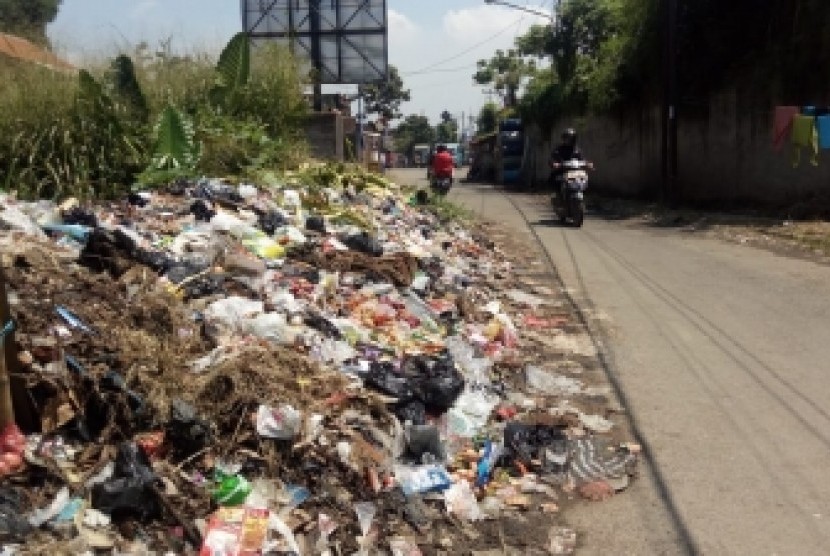 Sampah di tempat pembuangan sampah liar di Kabupaten Bandung masih marak  seprrti di Jalan Gandasoli, Kecamatan Soreang, Rabu (27/2). 