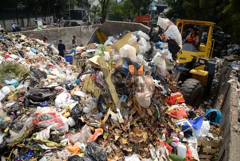 Sampah Lebaran Berkurang: Alat berat mengeruk sampah di Tempat Penampungan Sementara (TPS) di kawasan Kalibata, Jakarta, Kamis (23/7).