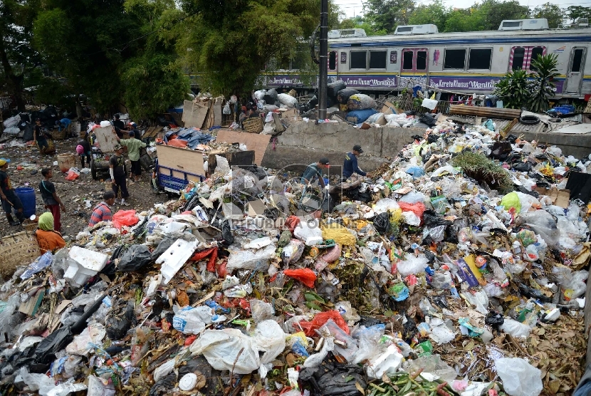   Sampah Lebaran Berkurang: Tumpukan sampah di Tempat Penampungan Sementara (TPS) di kawasan Kalibata, Jakarta, Kamis (23/7).