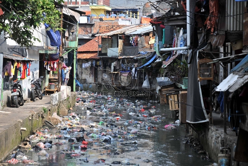 Sampah memenuhi tepian Kali Krukut, Tepian Kali Krukut, Jakarta Pusat, Senin (18/5).