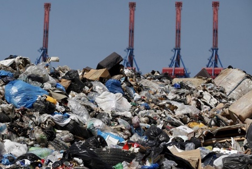 Sampah menggunung di ibu kota Beirut, Lebanon. 