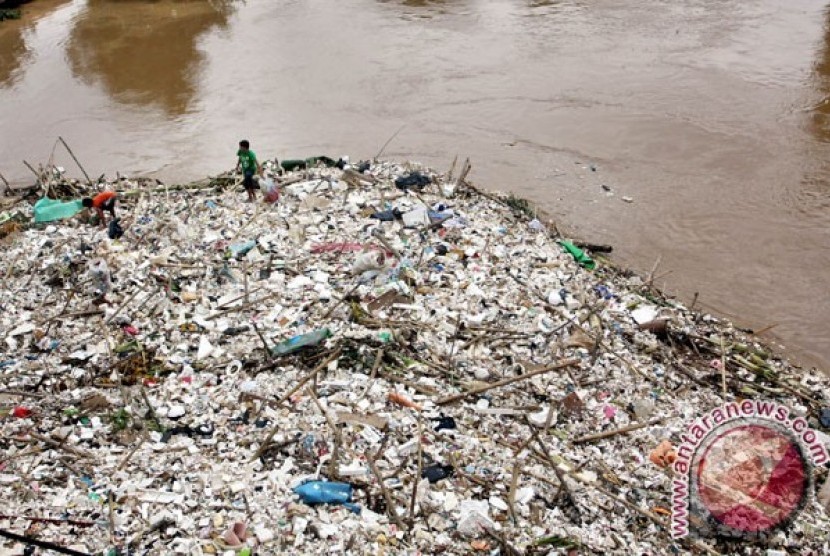 Sampah menggunung di sungai