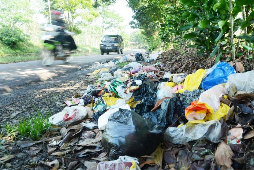 Sampah menumpuk dan berserakan di pinggir jalan di daerah Kasomalang, jalur arah Sumedang, tak jauh dari persimpangan Jl Cagak, Kabupaten Subang, Senin (9/5). (Republika/Edi Yusuf) 