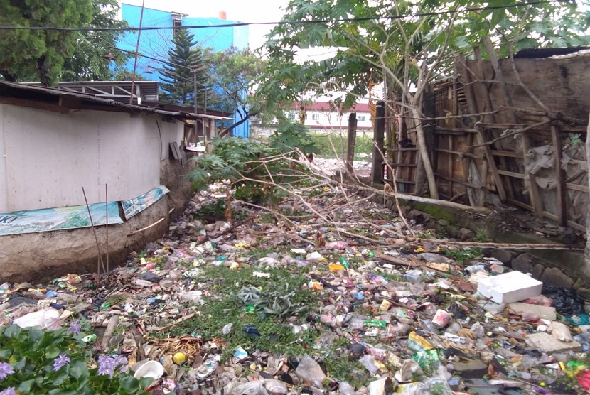 Sampah menumpuk di kali kecil sekitar Komplek Perumahan Jatimulya Bekasi