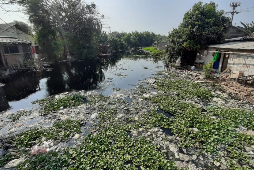 Sampah menumpuk di Kali Pisang Batu, Kampung Pisang Batu, Desa Pahlawan Setia, Tarumajaya, Kabupeten Bekasi, Kamis (1/8). Sampah kembali menumpuk di sana usai penumpukan sebanyak 2.000 ton dibersihkan pada bulan Januari 2019 lalu. 
