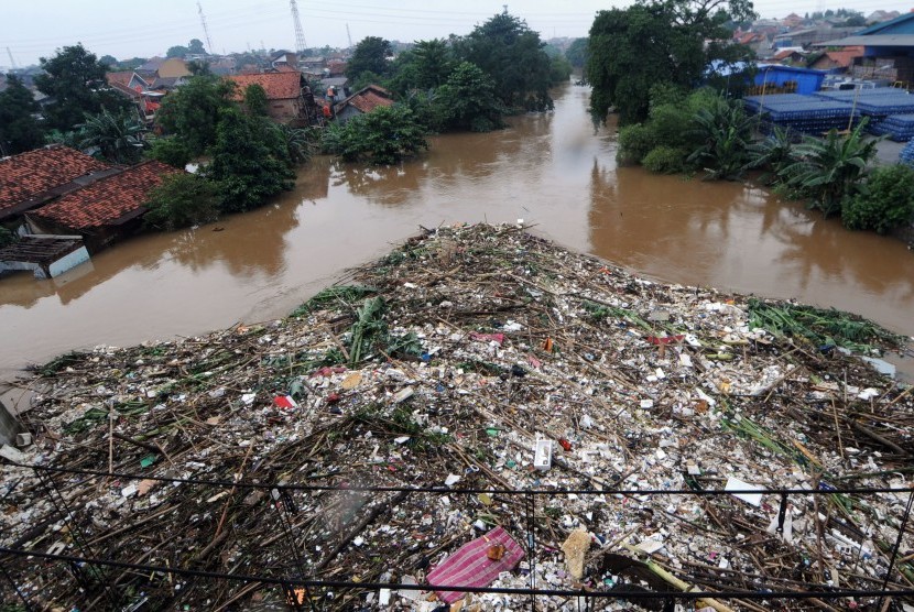 Sampah menumpuk di Sungai Ciliwung yang meluap di Rawajati