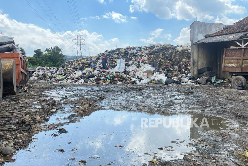 Sampah Menumpuk di UPT Kebersihan pada Dinas Lingkungan Hidup KBB. Sampah itu Belum Terangkut ke TPA Sarimutki karena Adanya Pembatasan Pengiriman.