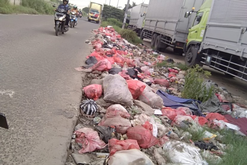 Sampah menumpuk di sepanjang jalan Inspeksi Kalimalang, Kecamatan Cikarang Barat, Kabupaten Bekasi, Jawa Barat (ilustrasi).