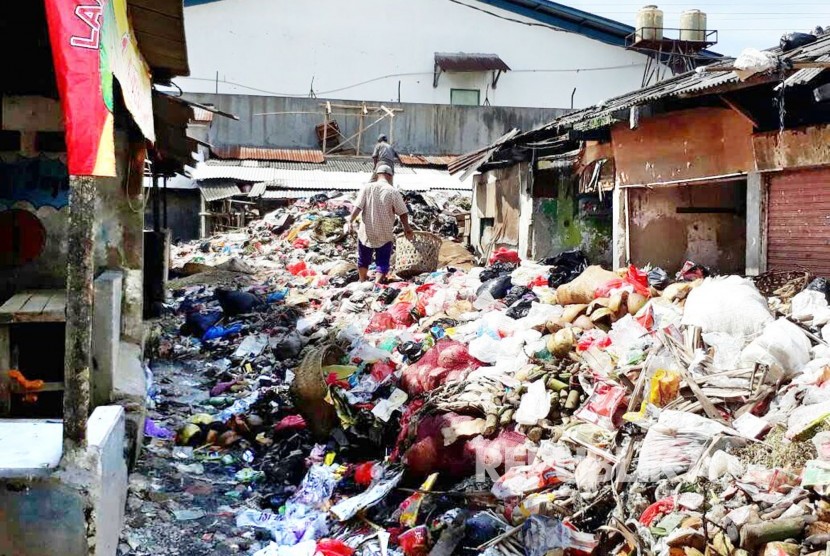 Sampah menumpuk ditempat pembuangan sampah (TPS), di komplek Pasar Sayati, Kabupaten Bandung, Senin (24/4). Sampah menggunung hingga mengular kurang lebih mencapai 10 meter.