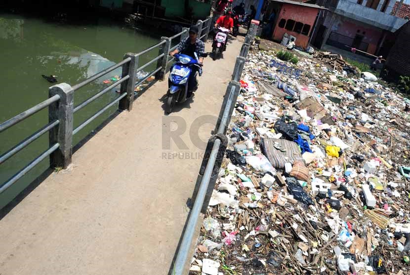   Sampah menumpuk pada aliran sungai Cikapundung menuju Sungai Citarum di Bojongsoang, Kabupaten Bandung, Senin(3/3).  (foto: Septianjar Muharam)