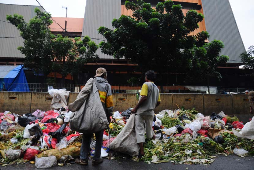  Sampah menumpukdi jalan terminal Pasar Minggu, Jakarta Selatan, Selasa (3/2), sebelum dibersihkan dan diangkut. oleh petugas.   (foto : MgROL34)