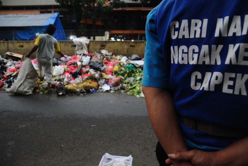  Sampah menumpukdi jalan terminal Pasar Minggu, Jakarta Selatan, Selasa (3/2), sebelum dibersihkan dan diangkut. oleh petugas.   (foto : MgROL34)