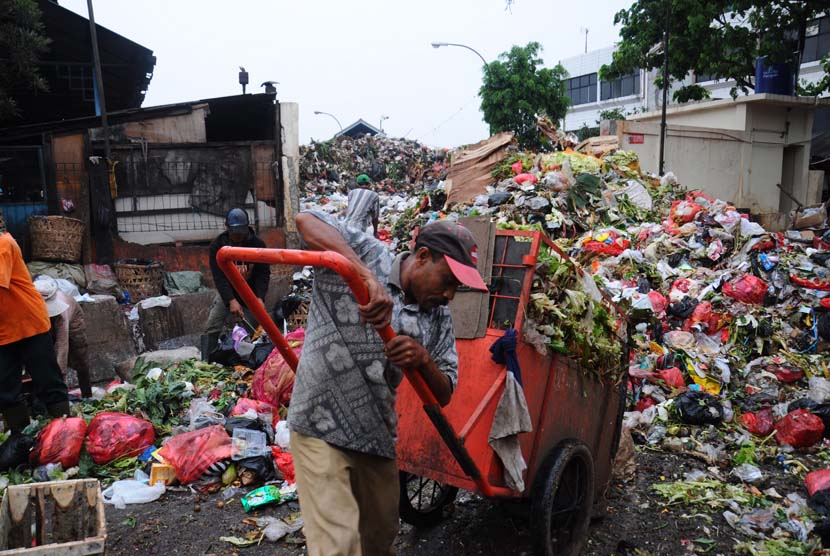  Sampah menumpuk di jalan terminal Pasar Minggu, Jakarta Selatan, Selasa (3/2), sebelum dibersihkan dan diangkut. oleh petugas.   (foto : MgROL34)