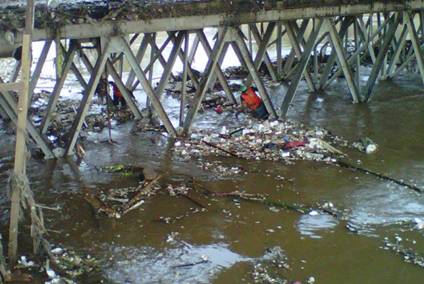 Sampah nyaris menutupi jembatan di Kalibata