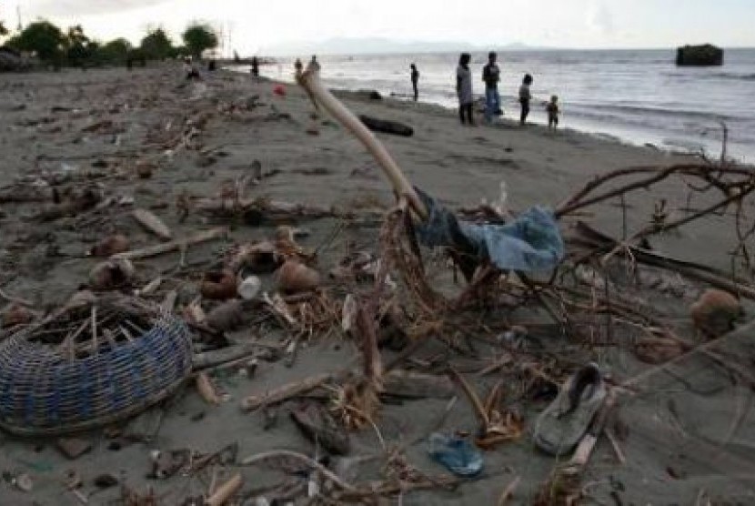 Sampah penuhi pantai setelah terbawa ombak laut. (ilustrasi) Sampah masih menumpuk di Pesisir Teluk Lampung yang didominasi limbah rumah tangga 