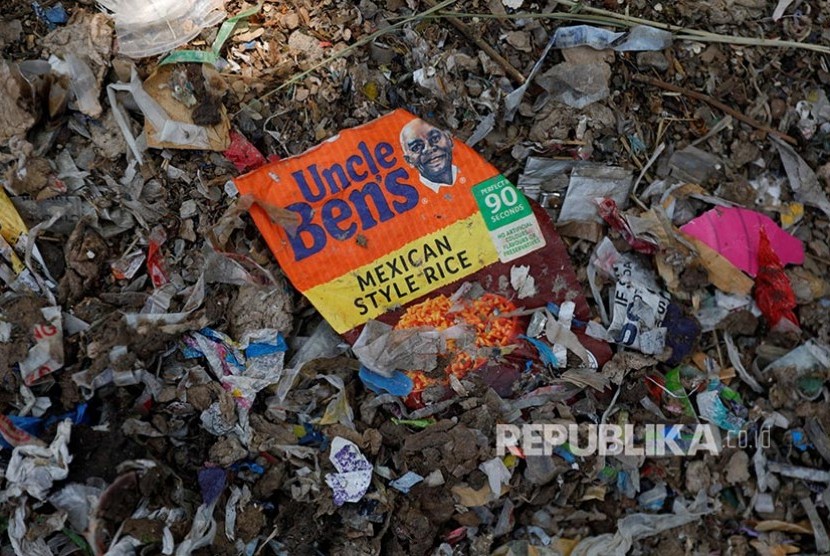 Sampah plastik kemasan makanan di antara tumpukan sampah impor yang diolah warga Desa Bangun, Mojokerto, Jawa Timur.